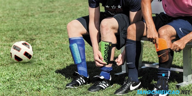 Cầu thủ nên trang bị đầy đủ các vật dụng bảo vệ cho ống chân, đầu gối, bàn chân…
