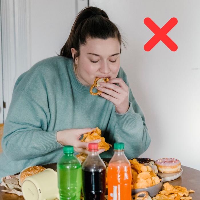 Không nuôi chiều những sở thích ăn uống không lành mạnh với thức ăn nhanh, bánh kẹo, nước ngọt hoặc các chất kích thích có hại khác 