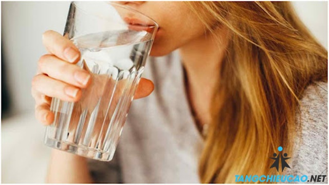 Uống 2 lít nước hằng ngày để hỗ trợ phát triển chiều cao tuổi 16